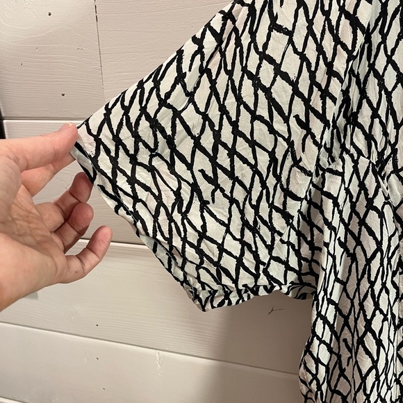 🤍GESTUZ – Black & Gray Graphic Print Top – Size 40 - Picture 5 of 11